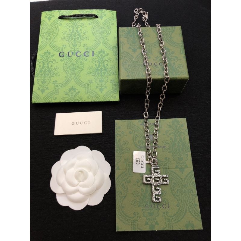 G*u*i necklaces
